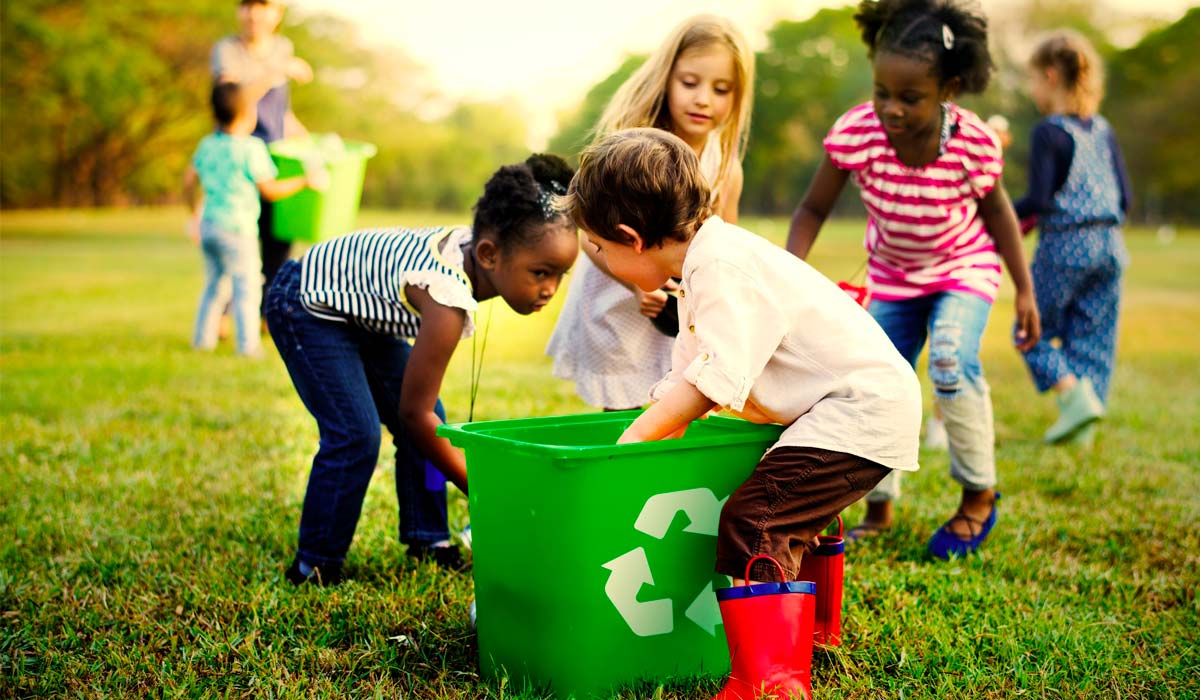 niños reciclando