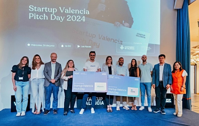 Nacho Mas (CEO de Startup Valencia) y Karina Virrueta (head of Innovation Ecosystem de Startup Valencia) -ambos a la derecha de la imagen-, junto al jurado y las startups ganadoras