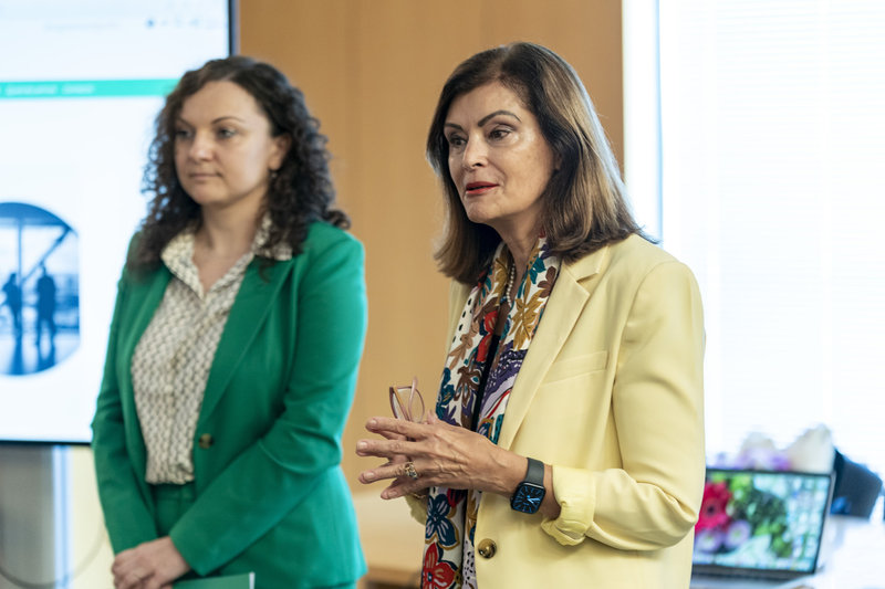 Alexandra Badoiu y Ana Botella, en la apertura de la sesi�n