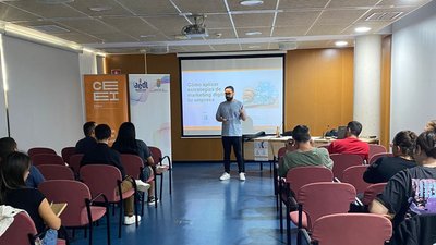 CEEI Elche imparte talleres para emprendedores en Guardamar del Segura sobre modelos de negocio y marketing digital