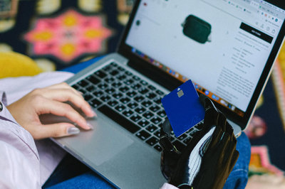 Personas con movilidad reducida y utilizando un eCommerce accesible.
Foto: Pexels