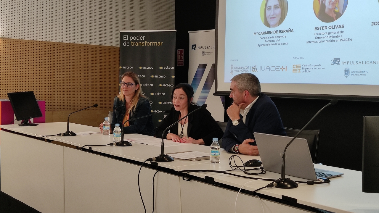 De izquierda a derecha, Mª del Carmen de España, Ester Olivas y José Javier García