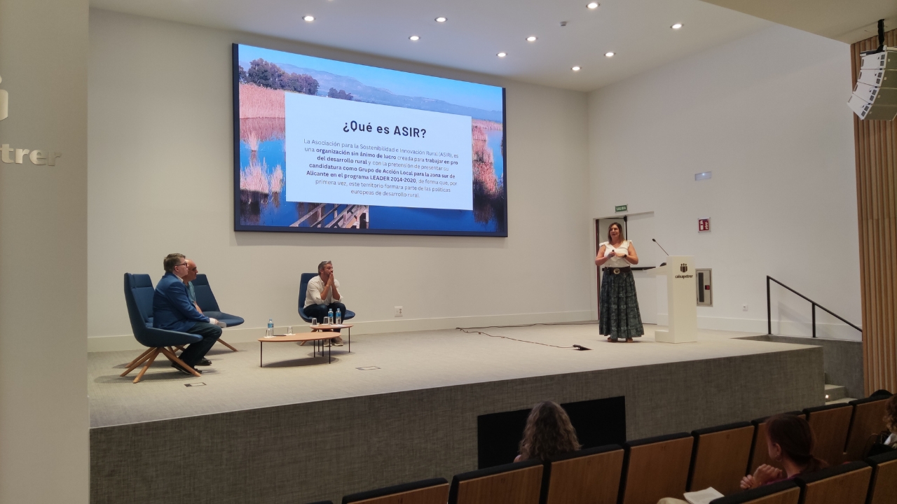 Elisabet Parres, técnico de la Asociación Gal Sur de Alicante