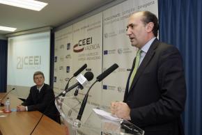 Honorable Sr. D. Enrique Verdeguer, Conseller d'Economia, Indústria i Comerç, durante la clausura del acto