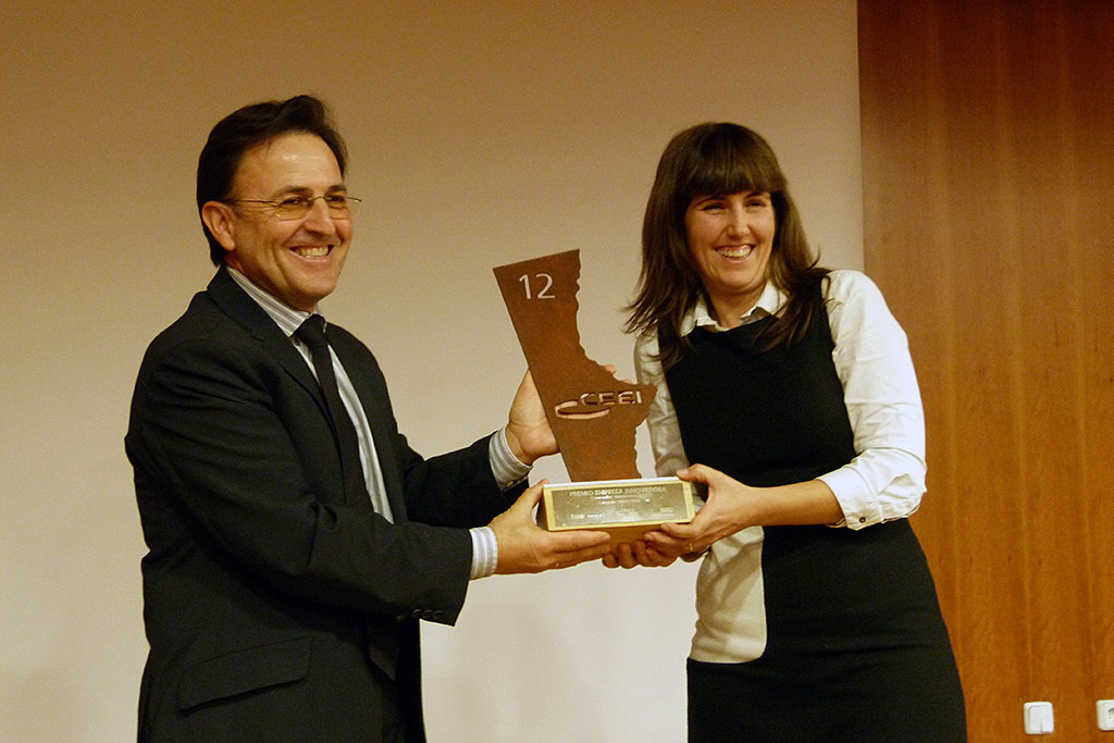 Ángela Pérez, Promotora y Gerente de Instituto de Medicina Genómica (IMEGEN) recogiendo el premio