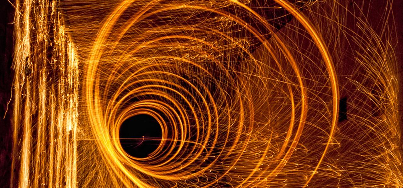 Espiral fuego chispas