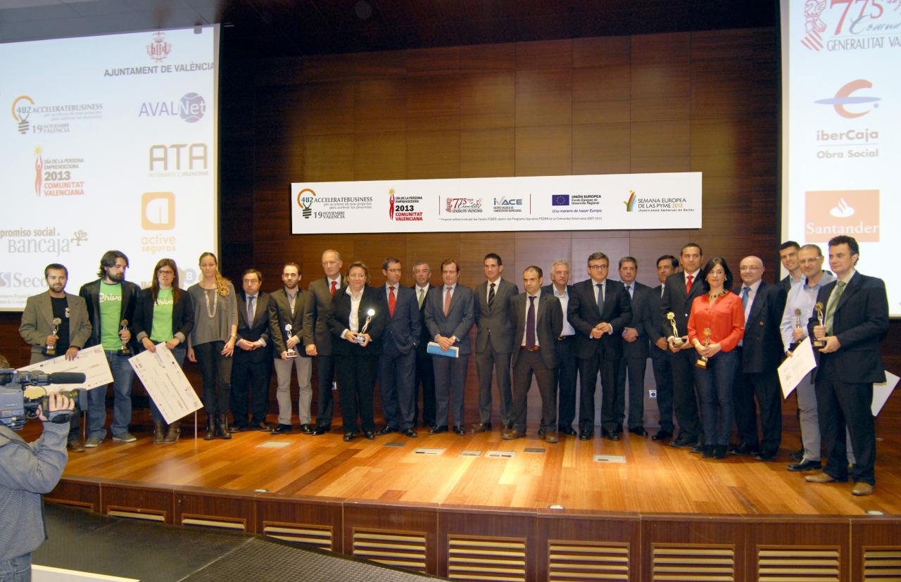 Foto de familia de los ganadores de los Premios DPECV2013